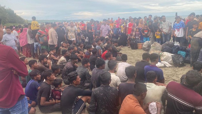 Rohingya mendarat di Kecamatan Batee, Pidie, Aceh. (Foto: dok Panglima Laot).