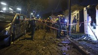 Rudal ini menghantam sebuah bangunan dan kendaraan. AP Photo/Itai Ron.  