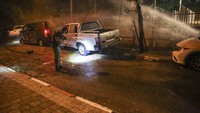 Rudal ini menyebabkan keruskan pada bangunan dan sejumlah kendaraan. AP Photo/Itai Ron.  