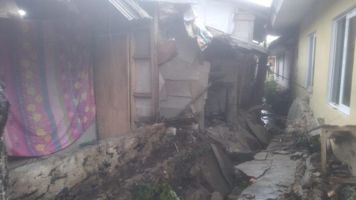 Rumah rusak akibat longsor di Cianjur