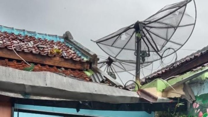 Rumah warga di Pejagoan, Kebumen, yang terdampak angin puting beliung, Rabu (15/11/2023) pagi.