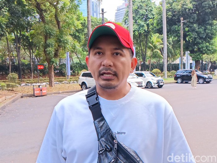 Ryan Delon ditemui di lokasi konser Coldplay, SUGBK, Senayan, Jakarta PUsat pada Rabu (15/11/2023).