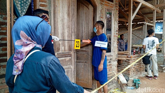 Salah satu momen rekonstruksi pembunuhan ABG Subang, Rabu (15/11/2023).