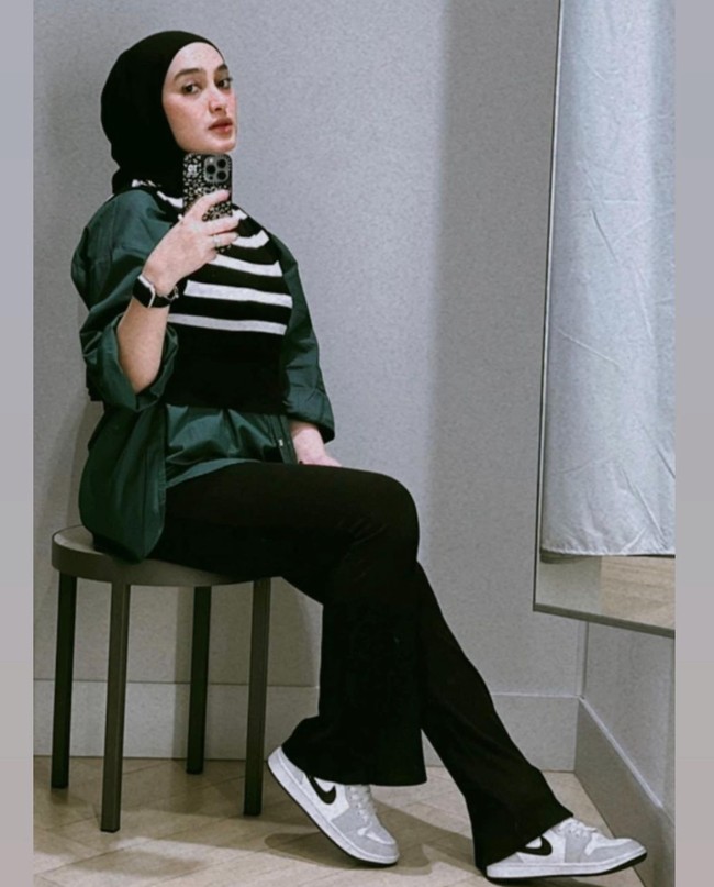 Melansir dari Detikhot, terkait gosip kedekatannya dengan Santyka Fauziah, Sule sempat memberikan komentar. Ia membenarkan pernyataan Dewi Perssik yang menyebut jika hubungan Sule dan Santyka merupakan settingan dari Allah SWT. Ini memang di-setting, nah (di-setting sama Allah SWT), ucap Sule. Foto: Instagram/@santykafauziah