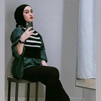 Melansir dari Detikhot, terkait gosip kedekatannya dengan Santyka Fauziah, Sule sempat memberikan komentar. Ia membenarkan pernyataan Dewi Perssik yang menyebut jika hubungan Sule dan Santyka merupakan settingan dari Allah SWT. Ini memang di-setting, nah (di-setting sama Allah SWT), ucap Sule. Foto: Instagram/@santykafauziah