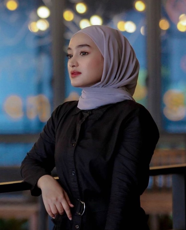 Bukan tanpa alasan, ternyata panggilan Bubu itu disematkan karena Santyka menyukai bubur, namun tak bisa bilang r. Ya karena dia sukanya bubur, nggak bisa bilang r jadi bubu. Dia (Santyka) orangnya kocak juga. Kalau di depan public ya nggak, terang Sule. Foto: Instagram/@santykafauziah