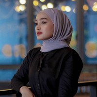 Bukan tanpa alasan, ternyata panggilan Bubu itu disematkan karena Santyka menyukai bubur, namun tak bisa bilang r. Ya karena dia sukanya bubur, nggak bisa bilang r jadi bubu. Dia (Santyka) orangnya kocak juga. Kalau di depan public ya nggak, terang Sule. Foto: Instagram/@santykafauziah