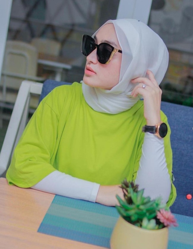 Santyka Fauziah sendiri diketahui merupakan seorang TikToker. Di beberapa unggahan terbarunya di TikTok Fauziah tampak membuat video berjoget bersama Sule. Videonya itu pun langsung viral dan banyak mendapat beragam komentar. Foto: Instagram/@santykafauziah