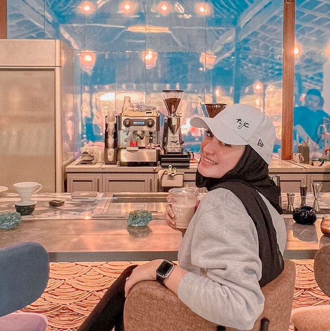 Di akun TikTok pribadinya Santyka sudah berhasil mengumpulkan pengikut sebanyak lebih dari 183.800. Unggahannya bersama Sule bahkan ada yang sudah ditayangkan sebanyak 9,5 juta kali. Foto: Instagram/@santykafauziah