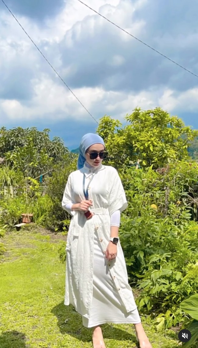 Sementara di akun Instagramnya Santyka memiliki lebih dari 31.500 pengikut. Parasnya yang cantik tak kalah curi atensi dan selalu banjir pujian netizen. Foto: Instagram/@santykafauziah