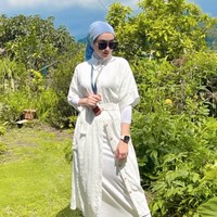 Sementara di akun Instagramnya Santyka memiliki lebih dari 31.500 pengikut. Parasnya yang cantik tak kalah curi atensi dan selalu banjir pujian netizen. Foto: Instagram/@santykafauziah