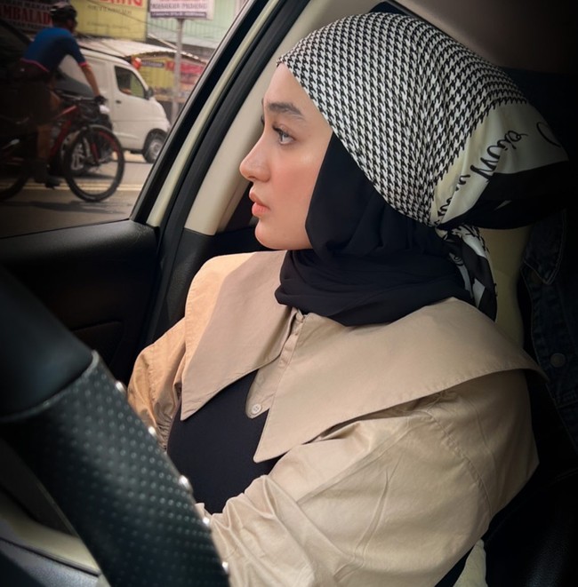 TikToker Santyka Fauziah tengah jadi sorotan karena gosip kedekatannya dengan komedian Sule. Santyka disebut-sebut menjadi pacar baru Sule. Namun tak sedikit juga yang menganggap kedekatan keduanya hanyalah settingan. Foto: Instagram/@santykafauziah