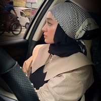 TikToker Santyka Fauziah tengah jadi sorotan karena gosip kedekatannya dengan komedian Sule. Santyka disebut-sebut menjadi pacar baru Sule. Namun tak sedikit juga yang menganggap kedekatan keduanya hanyalah settingan. Foto: Instagram/@santykafauziah