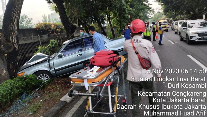 Sedan Tabrak Pohon di Puri Kembangan Jakbar