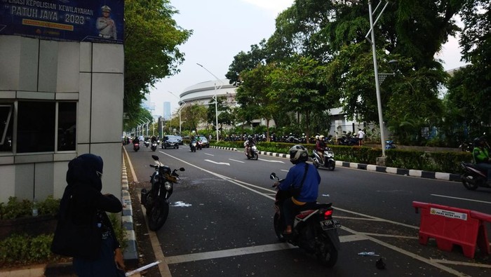 Sejumlah kendaraan menerobos Jalan Gerbang Pemuda yang telah ditutup akibat demo (Kurniawan/detikcom)
