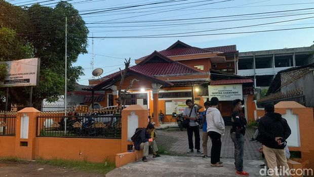 Sejumlah wartawan berada di Kantor Bawaslu Medan. (Raja Malo Sinaga/detikSumut)