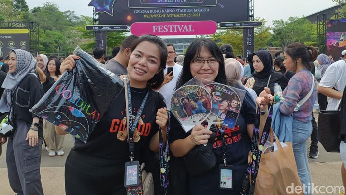 Sepasang Sahabat Ini Cuan Rp 2 Juta Jual Merchandise di Konser Coldplay