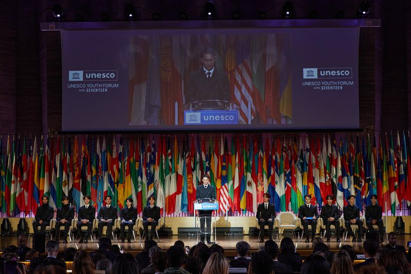 SEVENTEEN menghadiri acara UNESCO Youth Forum di Markas Besar UNESCO, Paris, Prancis, pada Selasa (14/11/2023) waktu setempat atau Rabu (15/11/2023) waktu Indonesia.