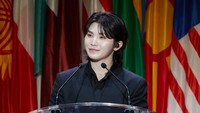 Woozi kebagian giliran pidato ketiga. Dia memperkenalkan diri sebagai member dan produser SEVENTEEN. Dalam pidatonya, Woozi menggarisbawahi bagaimana 13 member SEVENTEEN berusaha menyatukan perbedaan dan menghadapi tantangan, belajar dari satu sama lain, serta meyakini bahwa mereka akan kuat apabila bersama. (Foto: dok. Pledis Entertainment)