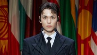 Vernon menjadi member terakhir yang memberikan pidato. Vernon membacakan pesan dari kutipan lirik lagu SEVENTEEN salah satunya dari yang terbaru, God of Music, yang berbunyi Kita boleh saja baru bertemu, tapi kita bisa berdansa bersama. (Foto: dok. Pledis Entertainment)