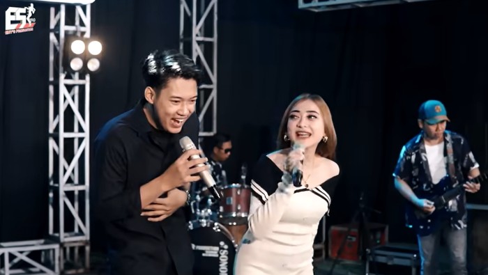 Shinta Arsinta dan Masdddho menyanyikan lagu Kandas.