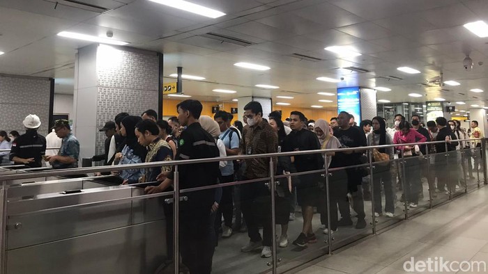 Stasiun MRT Istora Mandiri tampak padat penumpang pada sore hari ini. Para penumpang banyak berdatangan ke Stasiun MRT Istora Mandiri. (Fitrya AK/detikcom)