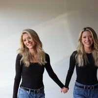 Stephanie Buckman dan Sammie Nowakowski adalah kembar yang sering membagikan konten di akun Instagram @toxtwins. Keduanya memang memiliki penampilan yang sangat identik.  Foto: Instagram @toxtwins
