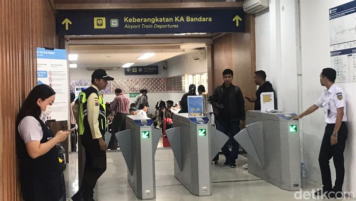 Suasana pintu keberangkatan KA Bandara YIA di Stasiun Tugu Jogja, Rabu (15/11/2023) pagi.