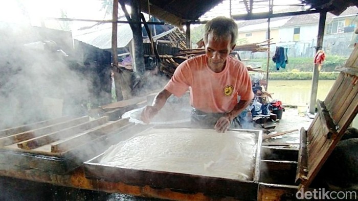 Suratman sedang memproduksi tahu di Pabriknya di Cibodas, Kecamatan Ciamis.