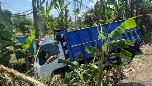 Truk terperosok setelah menabrak motor di jalur Amlapura-Denpasar.