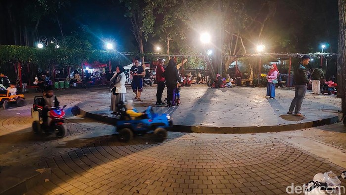 Taman Kartini di Kota Cimahi saat malam hari