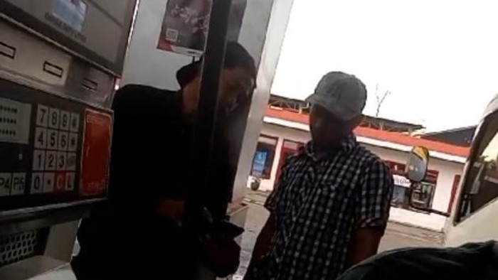 Tangkapan layar video pelaku pungli (baju hitam) saat memalak salah satu sopir ekspedisi di SPBU Kubu Raya, Kalbar. (dok. Istimewa)