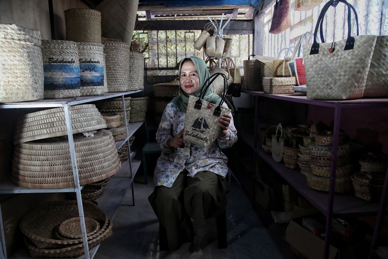 Tas Anyaman Daun Lontar Khas Bulukumba Pikat Turis Italia-Istri Menteri