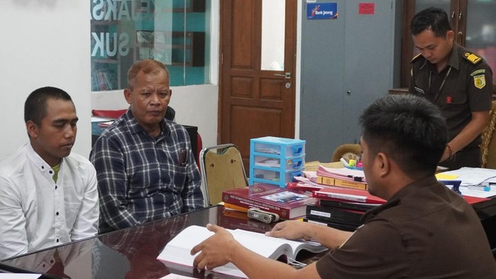 Tersangka pembunuhan Dosen UIN Raden Mas Said Solo, Dwi Feriyanto (putih) saat di Kejari Sukoharjo, Senin (13/11/2023).