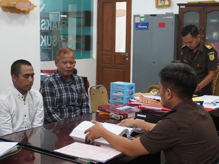 Tersangka pembunuhan Dosen UIN Raden Mas Said Solo, Dwi Feriyanto (putih) saat di Kejari Sukoharjo, Senin (13/11/2023).