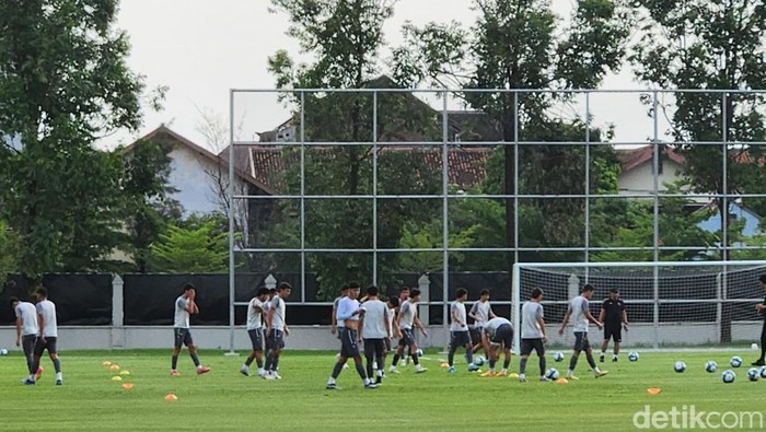 Timnas Uzbekistan U-17, saat sesi latihan di Lapangan Kota Barat, Solo, Rabu (15/11/2023).