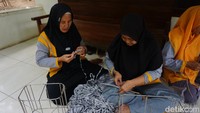 Tergabung dalam Kelompok Usaha Bersama Berkah Jaya, para lansia ini tampak bersemangat menghasilkan kerajinan rajut seperti keranjang, topi, tempat tisu hingga karya seni berbentuk jerapah dan gajah. KUB Berkah Jaya diidirikan sejak 15 Februari 2015 dengan hampir 90% anggota merupakan wanita lansia.  