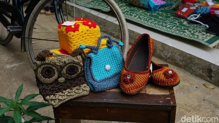 Bermodal tali sepatu, sumbu kompor hingga rotan, kelompok ibu-ibu ini membuat kerajinan rajut. Hebatnya lagi, kerajinan itu sudah menembus pasar ekspor.
