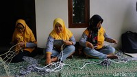 Usia senja tidak menyurutkan semangat dan kreativitas para ibu-ibu di Desa Tidu, Kecamatan Bukateja, Kabupaten Purbalingga. Mereka tampak lihai merangkai bahan-bahan dari tali sepatu, sumbu kompor hingga rotan dengan jarum rajut. Karya seni rajut pun tercipta dengan rapi dalam berbagai rupa dan kegunaan.  