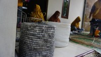 Produk yang dibuat para ibu-ibu ini biasanya memang tergantung pesanan. Namun kebanyakan produk yang menjadi favorit adalah bentuk keranjang.   