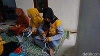 Siti menuturkan jumlah anggota KUB Berkah jaya saat ini mencapai 100 orang lebih. Namun, yang sudah terampil merajut hanya sekitar 40 orang yang rata-rata sudah berusia senja. Jika ditekuni, setiap anggota bisa menghasilkan belasan kerajinan rajut dalam sehari. Tentunya dengan ukuran dan tingkat kesulitan yang bervariasi.  
