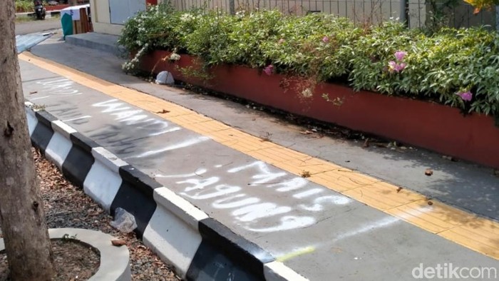 Lokasi trotoar yang disemprot cat dan diduga diperjualbelikan di Pasar Wiradesa Pekalongan, Rabu (15/11).