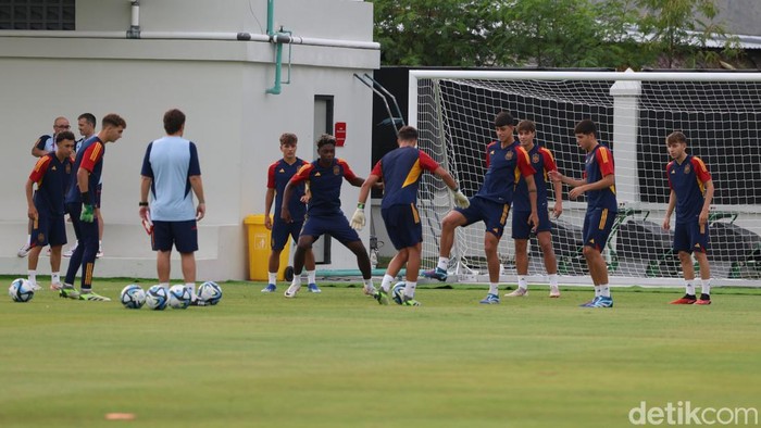 Tumnas Spanyol U-17 berlatih di lapangan Sriwaru Solo, Rabu (15/11/2023).