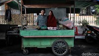 Mahmud (69) dan Ibu Deden (49) penjual nasi uduk asal Kuningan, Jawa Barat, sejak tahun 2010 ini berharap agar capres-cawapres mendatang bisa memperjuangkan keadilan dan kemakmuran warganya.
