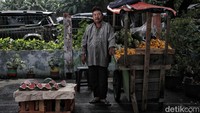 Rosidi (53)  penjual buah yang dulunya sempat jadi pemulung saat masa COVID-19 telah berdagang sejak masih di bangku SMP dan harapannya kepada pemimpin Indonesia mendatang dapat menstabilkan harga bahan pangan lebih murah.
