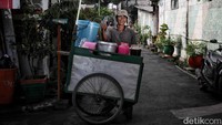 Dadang asal Garut kelahiran tahun 1975 yang berjualan bubur sumsum ini berharap kepada pemimpin mendatang bisa lebih sayang kepada rakyat kecil, Indonesia semakin maju, aman, subur dan makmur.