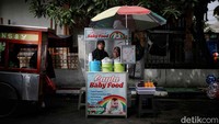 (Kiri-kanan) Damis (62) penjual makanan dan Supriyani (30) pedagang bubur berharap agar pemimpin Indonesia mendatang bisa memakmurkan rakyat.