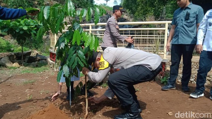 Wakapolres Pandeglang Kompol Andi Suwandi menanam pohon di Mandalwangi Pandeglang.