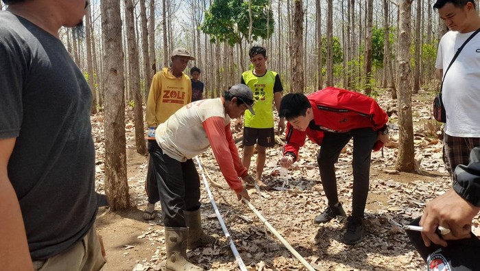 Warga Kampung Jati Mandiri gotong royong perbaiki pipa air bersih imbas karhutla bareng RBPR yang diinisiasi Chandra Astan.