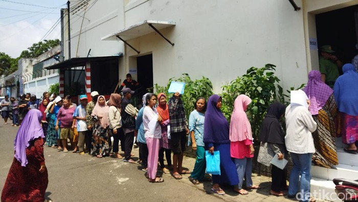 Warga Kelurahan Gadang rela antre untuk mendapatkan bantuan pangan berupa beras